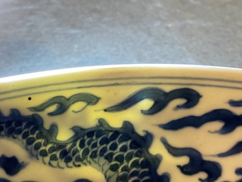 Een Chinese blauw-witte 'draken' schotel, Kangxi merk en periode