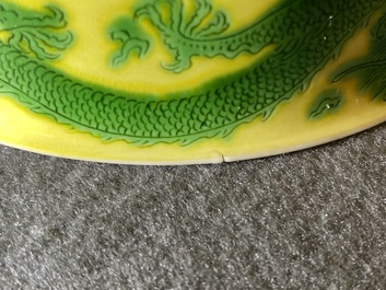 Un bol imp&eacute;rial en porcelaine de Chine en jaune et vert &agrave; d&eacute;cor de dragons et ph&eacute;nix, marque et &eacute;poque de Kangxi