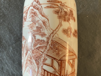 Un vase de forme rouleau en porcelaine de Chine &agrave; d&eacute;cor d'un paysage en rouge de fer, Kangxi