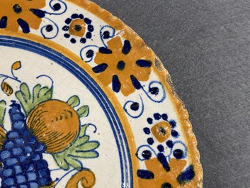 Un plat en majolique polychrome &agrave; d&eacute;cor d'un tazza aux fruits, Pays-Bas, 1&egrave;re moiti&eacute; du 17&egrave;me