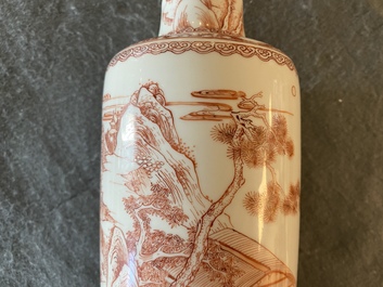 Un vase de forme rouleau en porcelaine de Chine &agrave; d&eacute;cor d'un paysage en rouge de fer, Kangxi