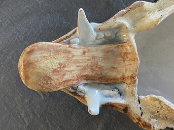 Een polychrome Brussels aardewerken terrine in de vorm van een everzwijnenkop, 18e eeuw