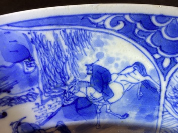 Un plat en porcelaine de Chine en bleu et blanc &agrave; d&eacute;cor de musiciens, Kangxi