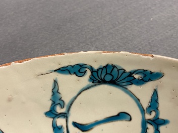 Un plat en porcelaine de Chine dite 'de Swatow' &agrave; d&eacute;cor d'un temple, Ming