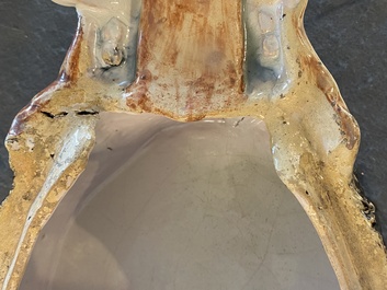Een polychrome Brussels aardewerken terrine in de vorm van een everzwijnenkop, 18e eeuw