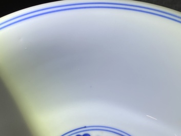 Un bol imp&eacute;rial en porcelaine de Chine en jaune et vert &agrave; d&eacute;cor de dragons et ph&eacute;nix, marque et &eacute;poque de Kangxi