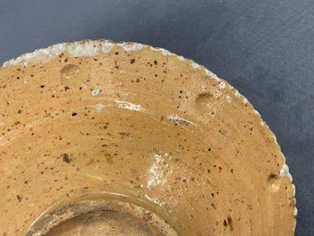 Un plat en majolique polychrome &agrave; d&eacute;cor d'un tazza aux fruits, Pays-Bas, 1&egrave;re moiti&eacute; du 17&egrave;me