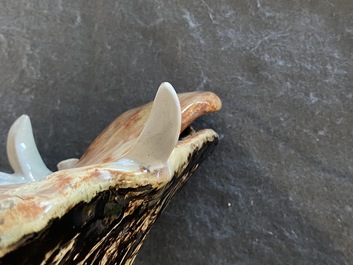 Een polychrome Brussels aardewerken terrine in de vorm van een everzwijnenkop, 18e eeuw