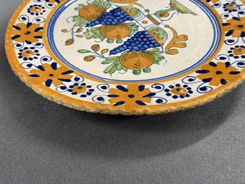 Un plat en majolique polychrome &agrave; d&eacute;cor d'un tazza aux fruits, Pays-Bas, 1&egrave;re moiti&eacute; du 17&egrave;me