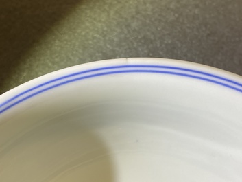 Un bol imp&eacute;rial en porcelaine de Chine en jaune et vert &agrave; d&eacute;cor de dragons et ph&eacute;nix, marque et &eacute;poque de Kangxi