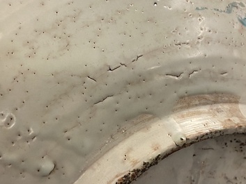 Un plat en porcelaine de Chine dite 'de Swatow' &agrave; d&eacute;cor d'un temple, Ming