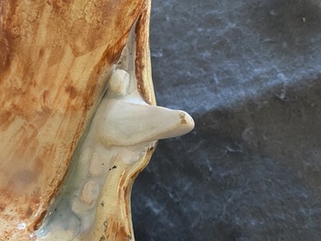 Een polychrome Brussels aardewerken terrine in de vorm van een everzwijnenkop, 18e eeuw