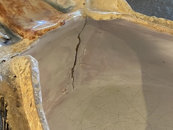 Een polychrome Brussels aardewerken terrine in de vorm van een everzwijnenkop, 18e eeuw