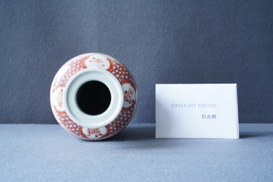 Un vase de forme rouleau en porcelaine de Chine &agrave; d&eacute;cor d'un paysage en rouge de fer, Kangxi