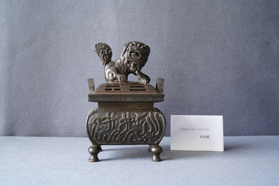 Un br&ucirc;le-parfum couvert en bronze &agrave; inscription en Farsi pour le march&eacute; islamique, marque de Xuande, Qing