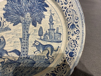 Un plat en fa&iuml;ence en bleu et blanc &agrave; d&eacute;cor d'animaux autour d'un arbre, Laterza, Italie, 18&egrave;me
