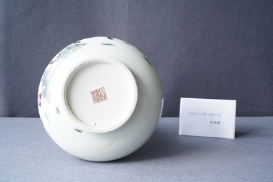 Un vase de forme bouteille en porcelaine de Chine famille rose, marque de Qianlong, R&eacute;publique