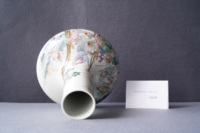 Un vase de forme bouteille en porcelaine de Chine famille rose, marque de Qianlong, R&eacute;publique