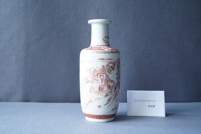 Un vase de forme rouleau en porcelaine de Chine &agrave; d&eacute;cor d'un paysage en rouge de fer, Kangxi