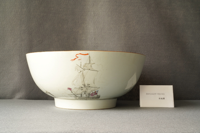 Een grote Chinese famille rose en grisaille kom met decor van de zeeslag bij Cartagena, Qianlong