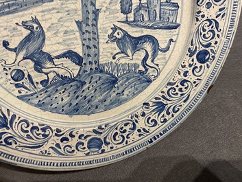 Un plat en fa&iuml;ence en bleu et blanc &agrave; d&eacute;cor d'animaux autour d'un arbre, Laterza, Italie, 18&egrave;me