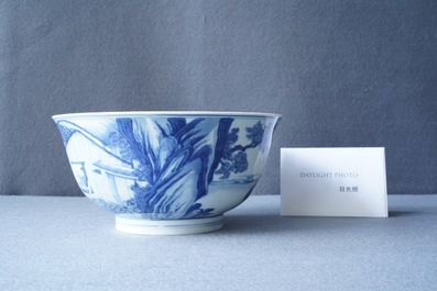 Un bol imp&eacute;rial en porcelaine de Chine en bleu et blanc &agrave; d&eacute;cor de la riziculture, marque et &eacute;poque de Kangxi