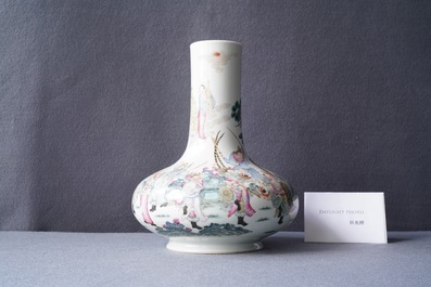 Un vase de forme bouteille en porcelaine de Chine famille rose, marque de Qianlong, R&eacute;publique