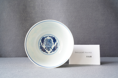 Un bol imp&eacute;rial en porcelaine de Chine en jaune et vert &agrave; d&eacute;cor de dragons et ph&eacute;nix, marque et &eacute;poque de Kangxi
