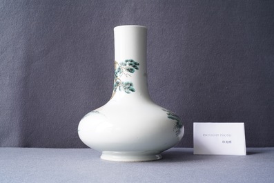 Un vase de forme bouteille en porcelaine de Chine famille rose, marque de Qianlong, R&eacute;publique