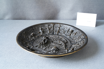 Un lave-pinceaux en bronze laqu&eacute; &agrave; d&eacute;cor d'animaux marins, marque de Xuande et dat&eacute; 1428