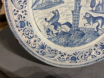 Un plat en fa&iuml;ence en bleu et blanc &agrave; d&eacute;cor d'animaux autour d'un arbre, Laterza, Italie, 18&egrave;me