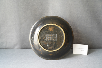 Un lave-pinceaux en bronze laqu&eacute; &agrave; d&eacute;cor d'animaux marins, marque de Xuande et dat&eacute; 1428