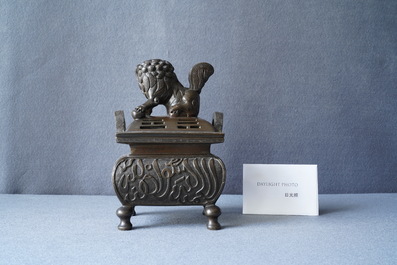 Un br&ucirc;le-parfum couvert en bronze &agrave; inscription en Farsi pour le march&eacute; islamique, marque de Xuande, Qing