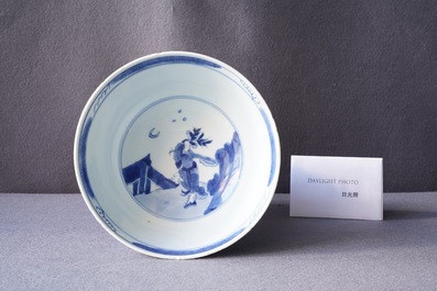 Un bol en porcelaine de Chine en bleu et blanc &agrave; d&eacute;cor d'immortels, Kangxi