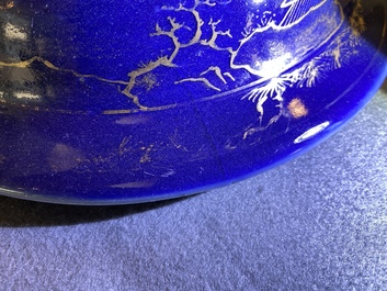 Un grand vase couvert en porcelaine de Chine monochrome bleu poudr&eacute; et dor&eacute;, Kangxi