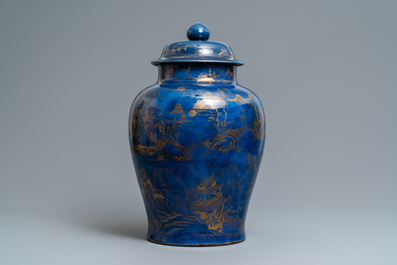 Un grand vase couvert en porcelaine de Chine monochrome bleu poudr&eacute; et dor&eacute;, Kangxi