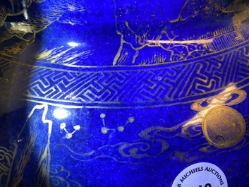 Un grand vase couvert en porcelaine de Chine monochrome bleu poudr&eacute; et dor&eacute;, Kangxi