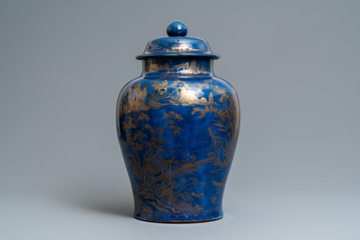 Un grand vase couvert en porcelaine de Chine monochrome bleu poudr&eacute; et dor&eacute;, Kangxi