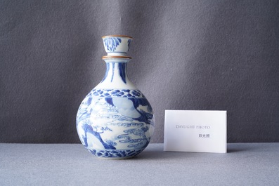Een Chinese blauw-witte hookah-basis met verhalend decor, Kangxi