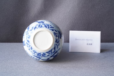 Een Chinese blauw-witte hookah-basis met verhalend decor, Kangxi