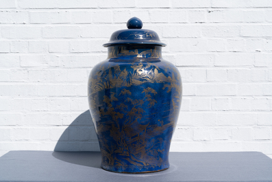 Un grand vase couvert en porcelaine de Chine monochrome bleu poudr&eacute; et dor&eacute;, Kangxi