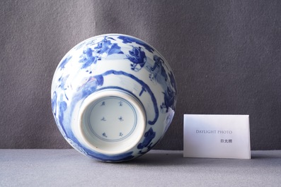 Un bol en porcelaine de Chine en bleu et blanc &agrave; d&eacute;cor d'immortels, Kangxi