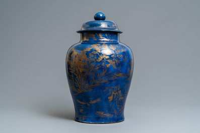 Un grand vase couvert en porcelaine de Chine monochrome bleu poudr&eacute; et dor&eacute;, Kangxi