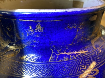 Un grand vase couvert en porcelaine de Chine monochrome bleu poudr&eacute; et dor&eacute;, Kangxi