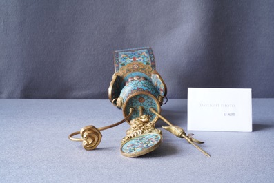 Un grand mod&egrave;le d'un &eacute;l&eacute;phant en bronze dor&eacute; et &eacute;maux cloisonn&eacute;s, marque de Qianlong, 19/20&egrave;me