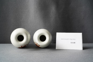 Une paire de vases en porcelaine de Chine, marques de Qianlong, R&eacute;publique