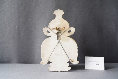 Une plaque en forme de gourde en porcelaine de Chine rouge de fer et dor&eacute;, 19&egrave;me