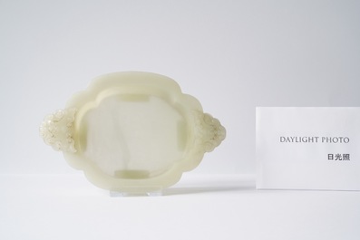 Une coupe en jade blanche sur socle en bois, Chine, Kangxi
