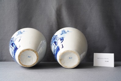 Une paire de pots &agrave; tabac en fa&iuml;ence de Delft en bleu et blanc &agrave; d&eacute;cor d'indiens, 18&egrave;me