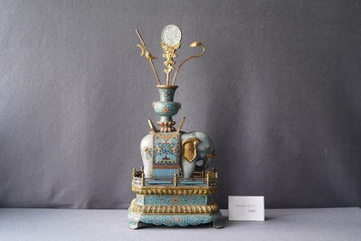 Un grand mod&egrave;le d'un &eacute;l&eacute;phant en bronze dor&eacute; et &eacute;maux cloisonn&eacute;s, marque de Qianlong, 19/20&egrave;me